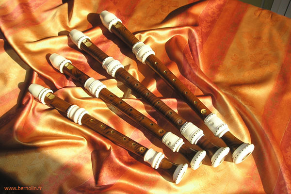 Set de quatre flutes  bec baroques en Buis et Erable ond, viroles Ivoire et points d'Ebne