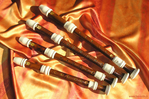 Set de quatre flutes  bec baroques en Buis et Erable ond, viroles Ivoire et points d'Ebne
